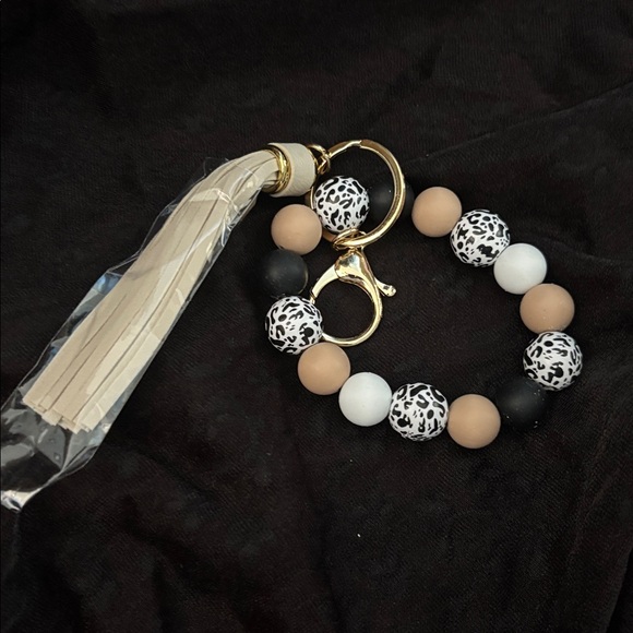 SET of 4 Leopard Print Beaded Bracelets with Tassel Keychain NEW - Picture 6 of 6